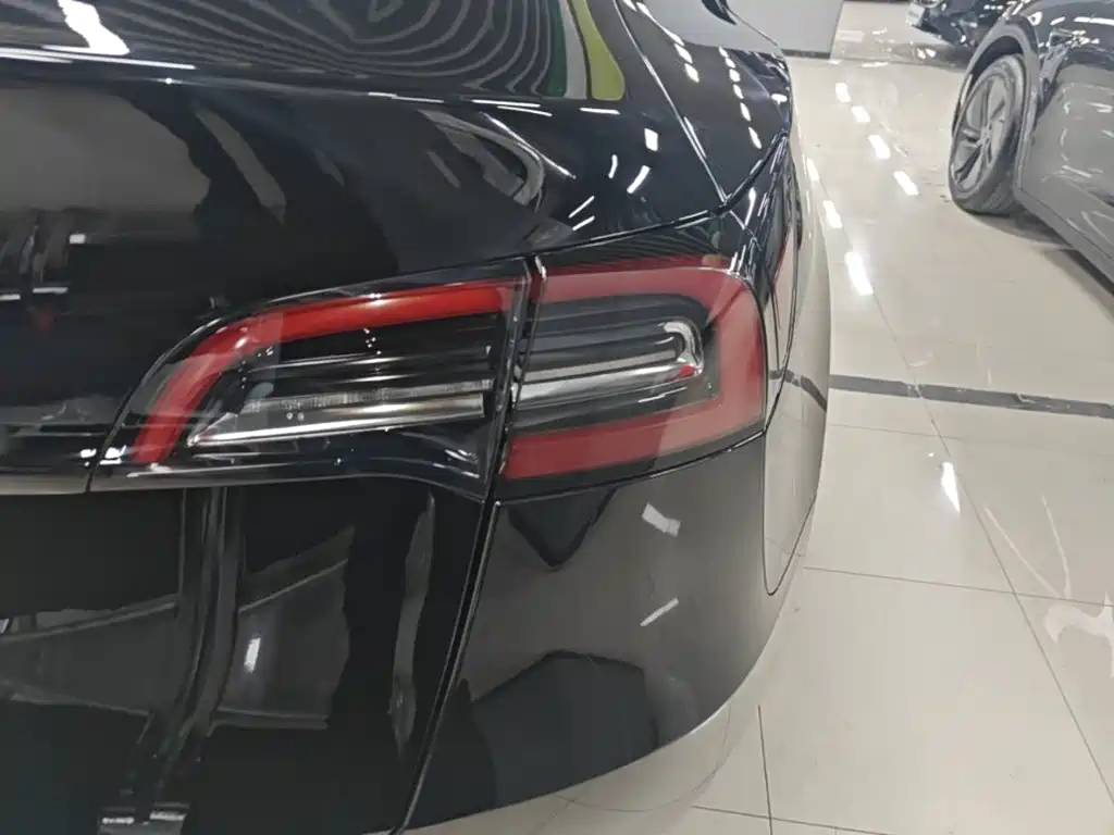 Tesla Model Y — миниатюра 8
