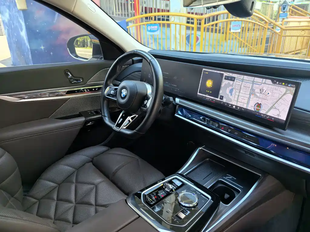 BMW 7 Series — миниатюра 13