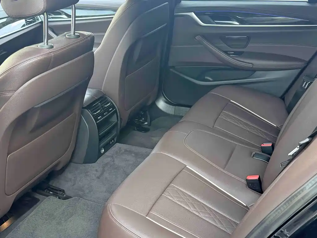 BMW 5 Series — миниатюра 4