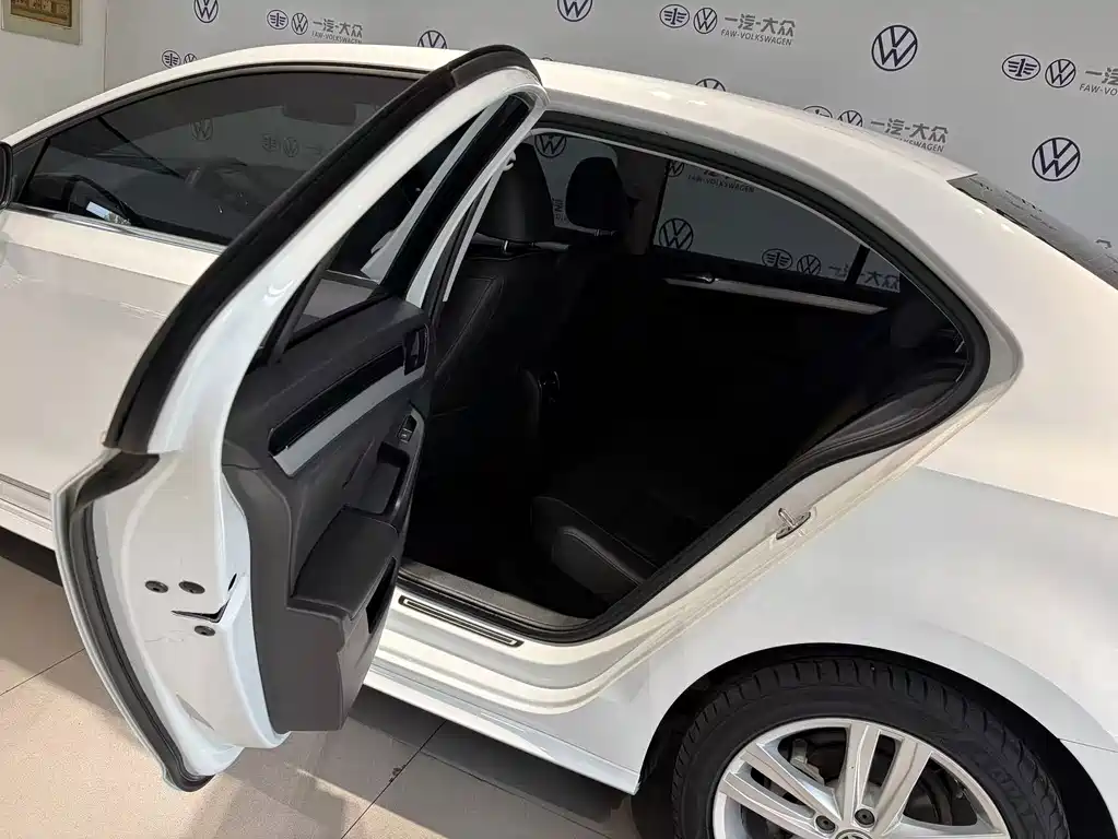 Volkswagen Sagitar — миниатюра 12