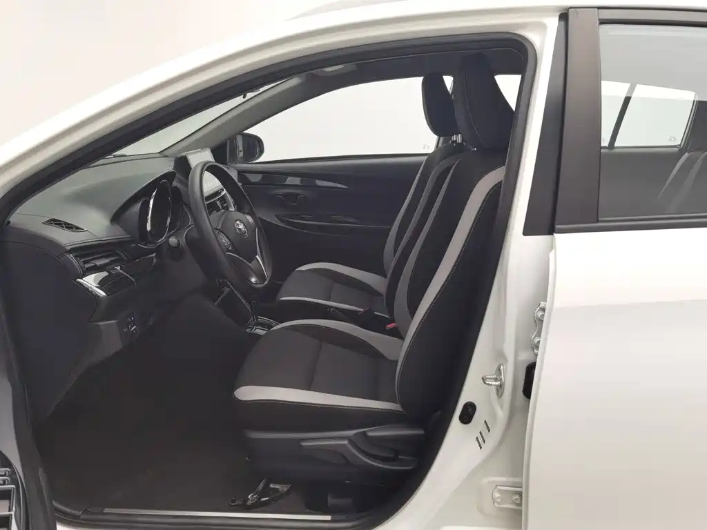 Toyota Yaris L — миниатюра 10