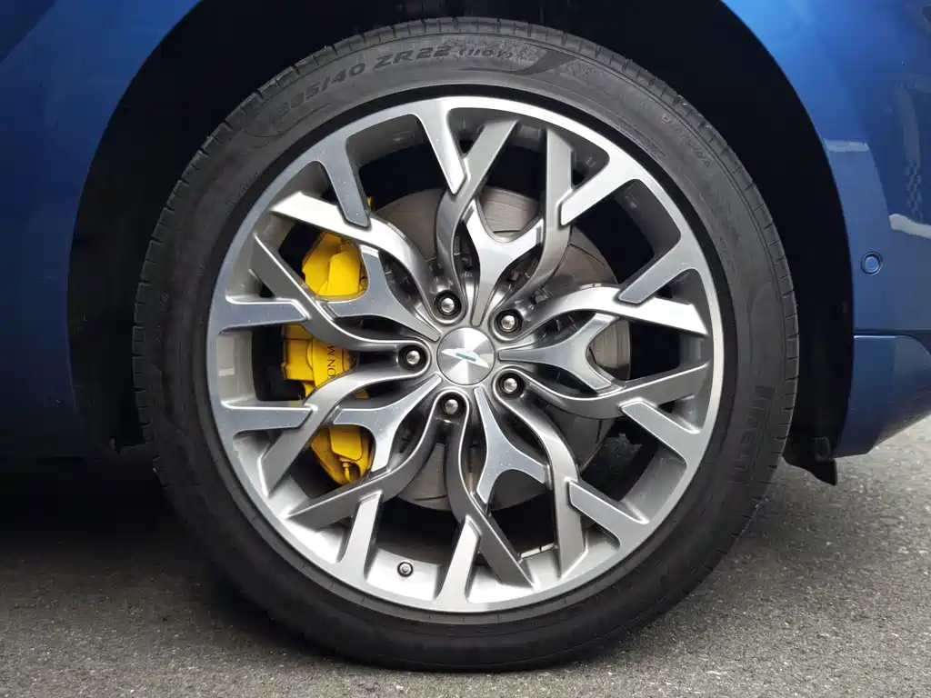 Aston Martin DBX — миниатюра 5