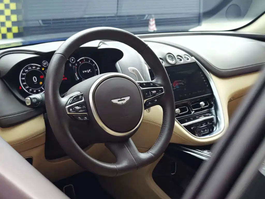 Aston Martin DBX — миниатюра 10