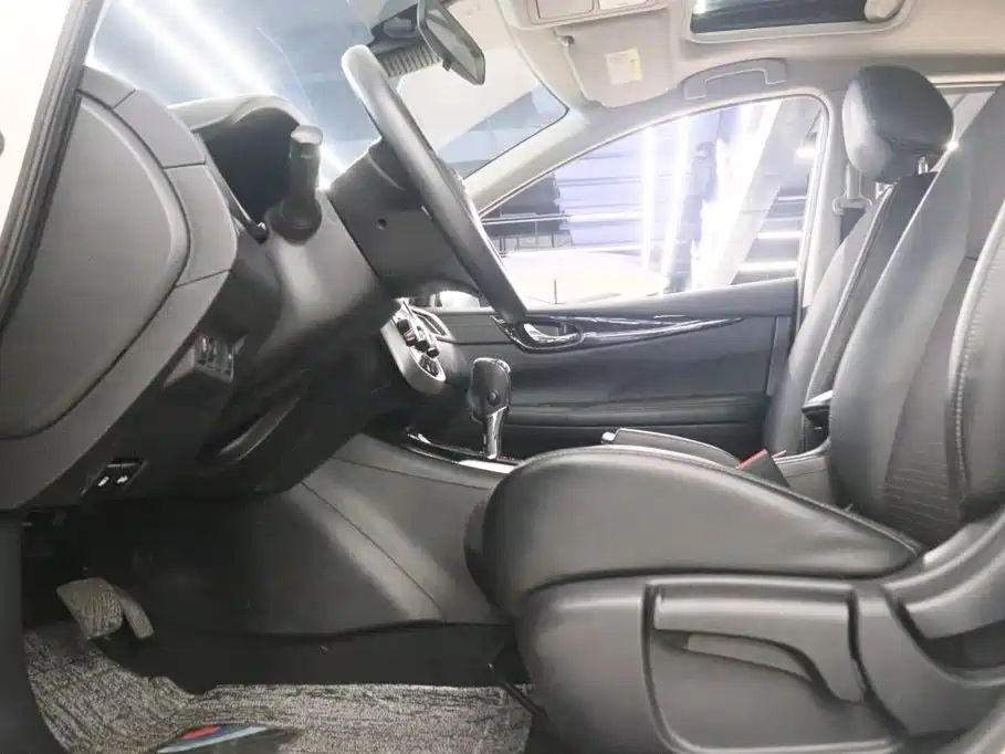 Nissan Tiida — миниатюра 12