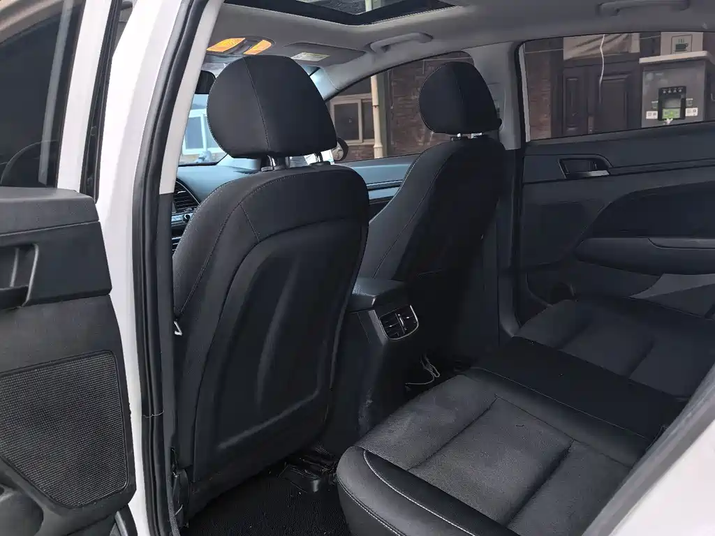 Hyundai Elantra — миниатюра 6