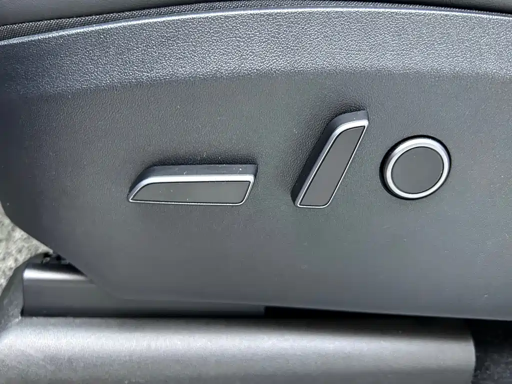Tesla Model Y — миниатюра 13