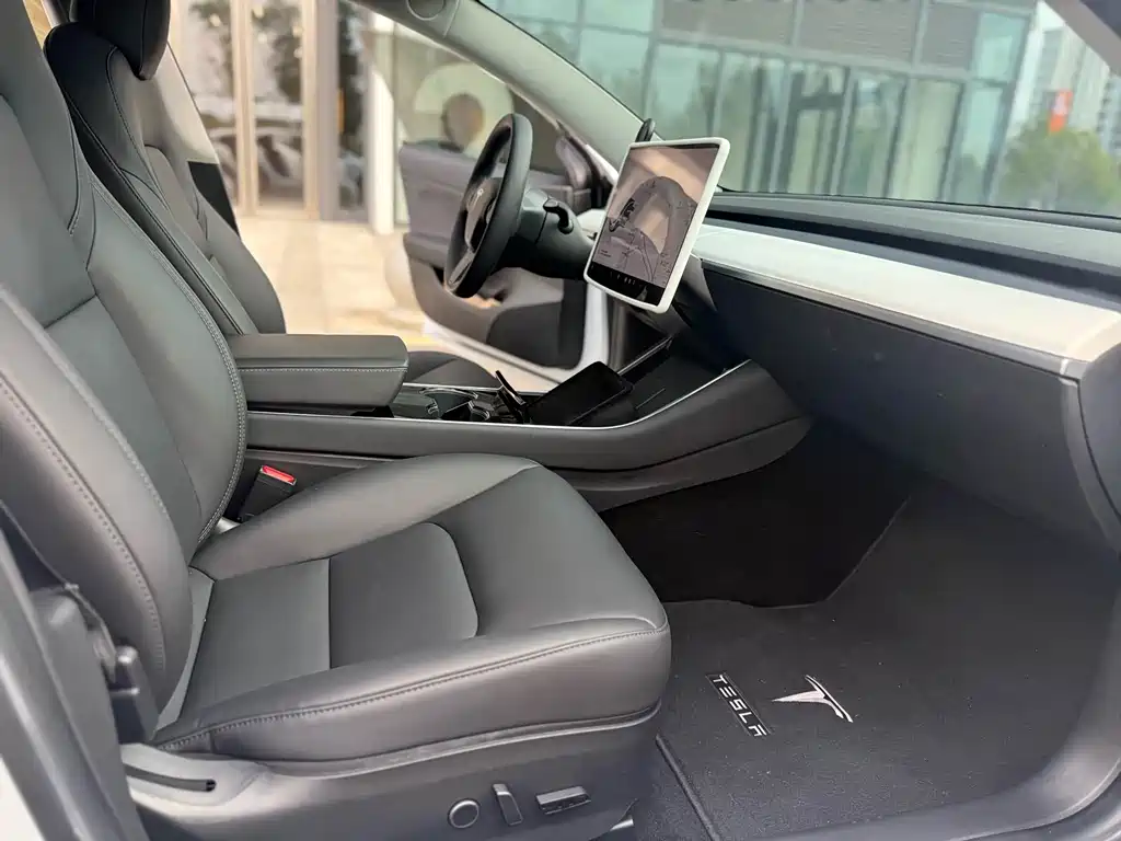 Tesla Model 3 — миниатюра 5