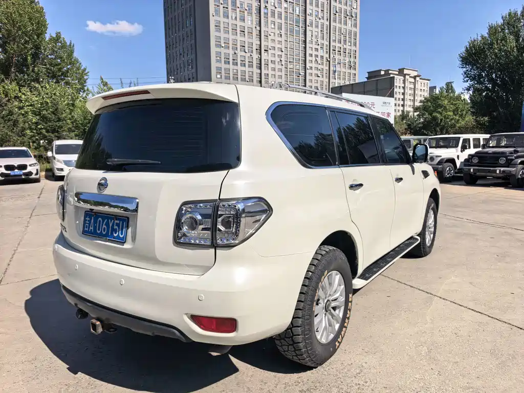 Nissan Patrol — миниатюра 9
