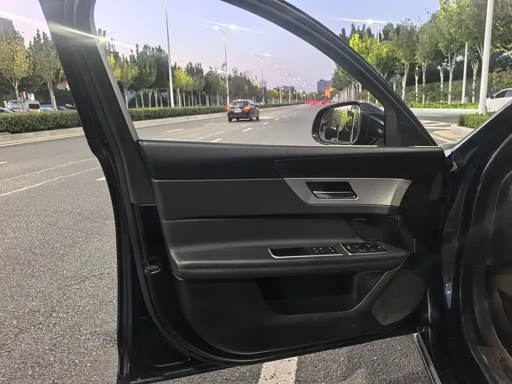 Jaguar XFL — миниатюра 11