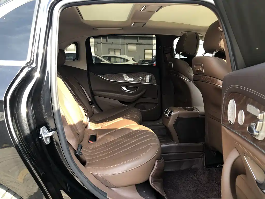 Mercedes-Benz E-Class — миниатюра 17