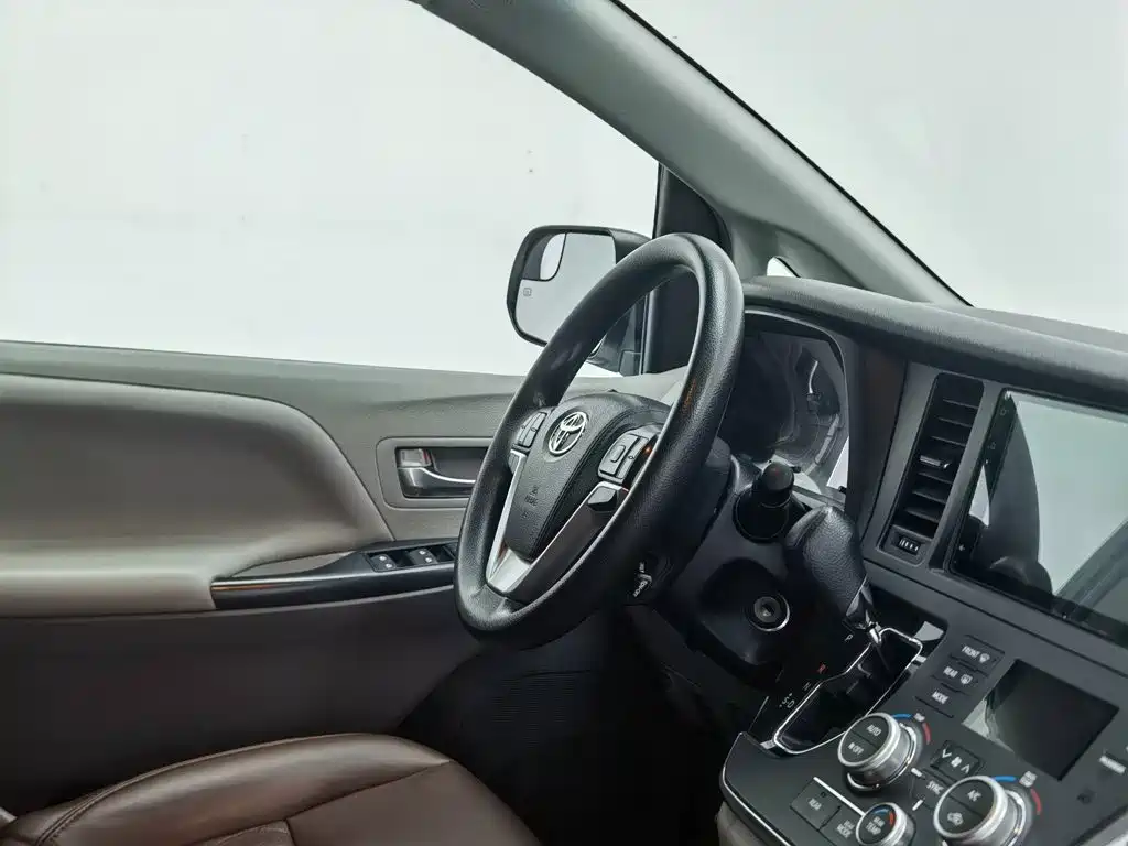Toyota Sienna — миниатюра 23
