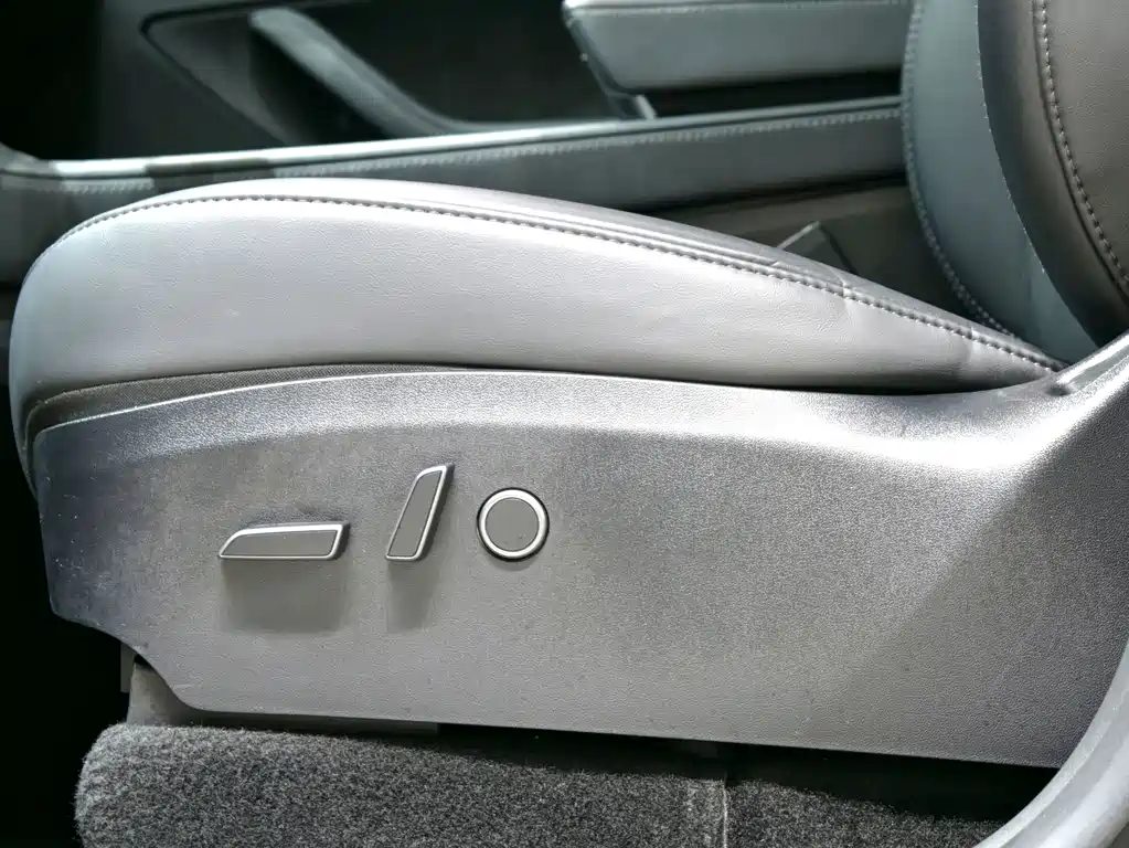 Tesla Model Y — миниатюра 22