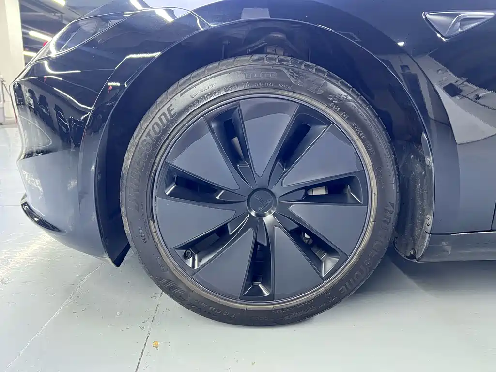 Tesla Model 3 — миниатюра 10