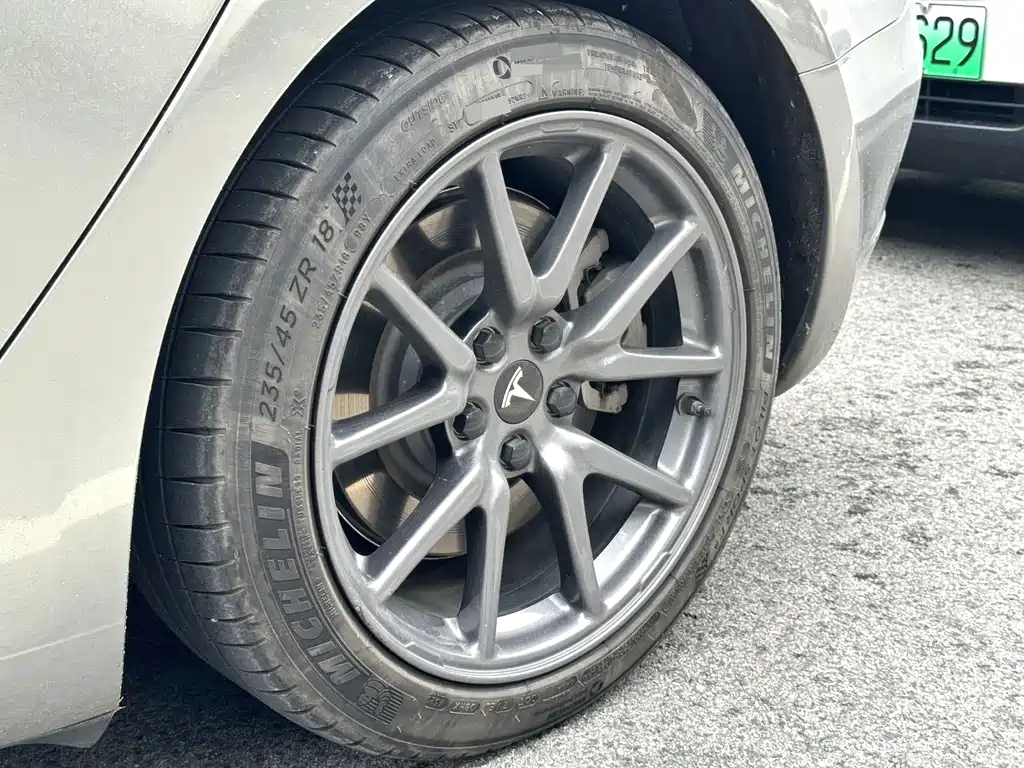 Tesla Model 3 — миниатюра 4