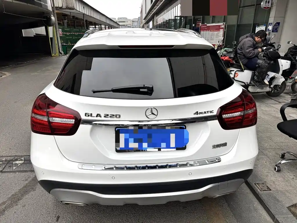 MERCEDES-BENZ GLA