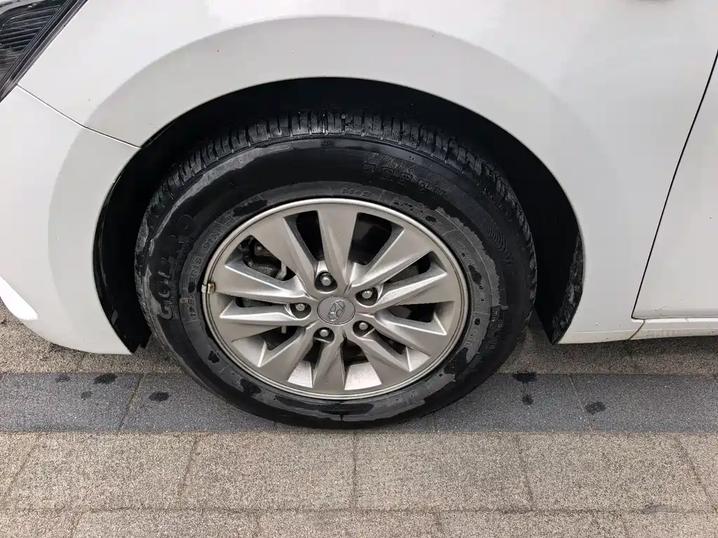 Hyundai Elantra - фото 3