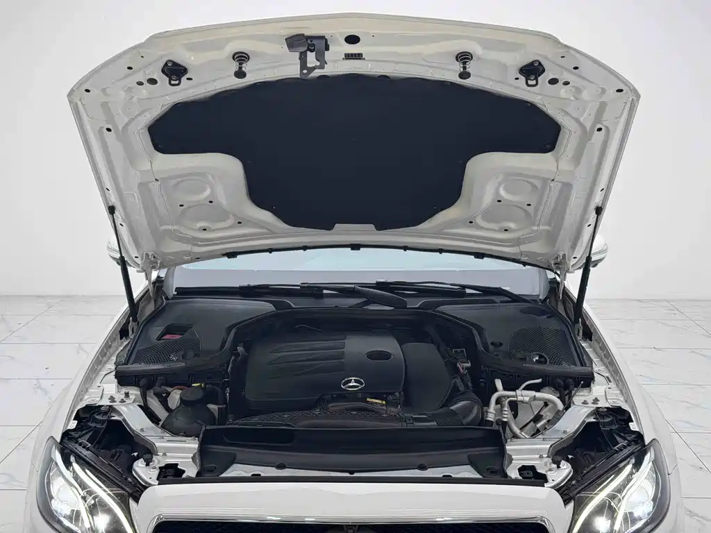 Mercedes-Benz E-Class — миниатюра 8