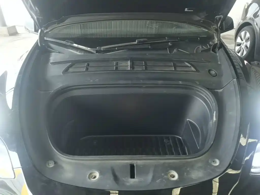 Tesla Model Y — миниатюра 20