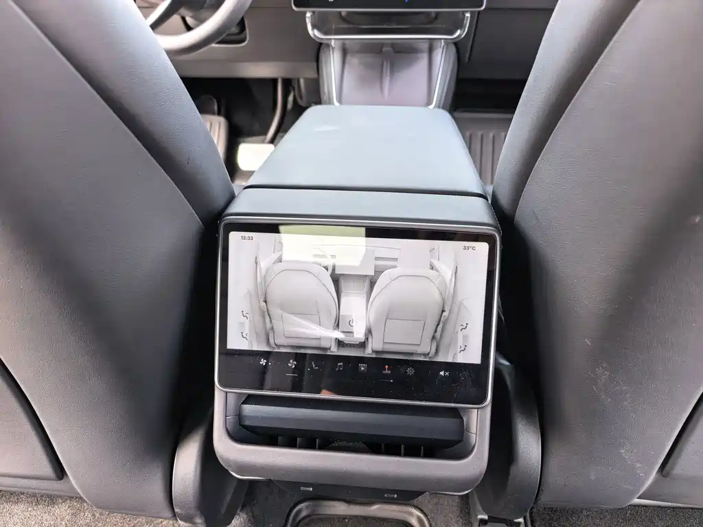 Tesla Model Y — миниатюра 10