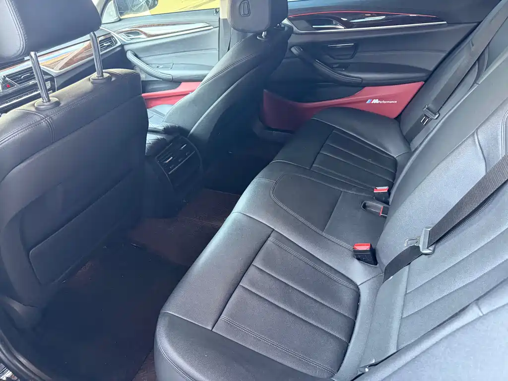 BMW 5 Series — миниатюра 8