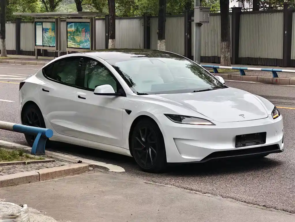 Tesla Model 3 — миниатюра 3