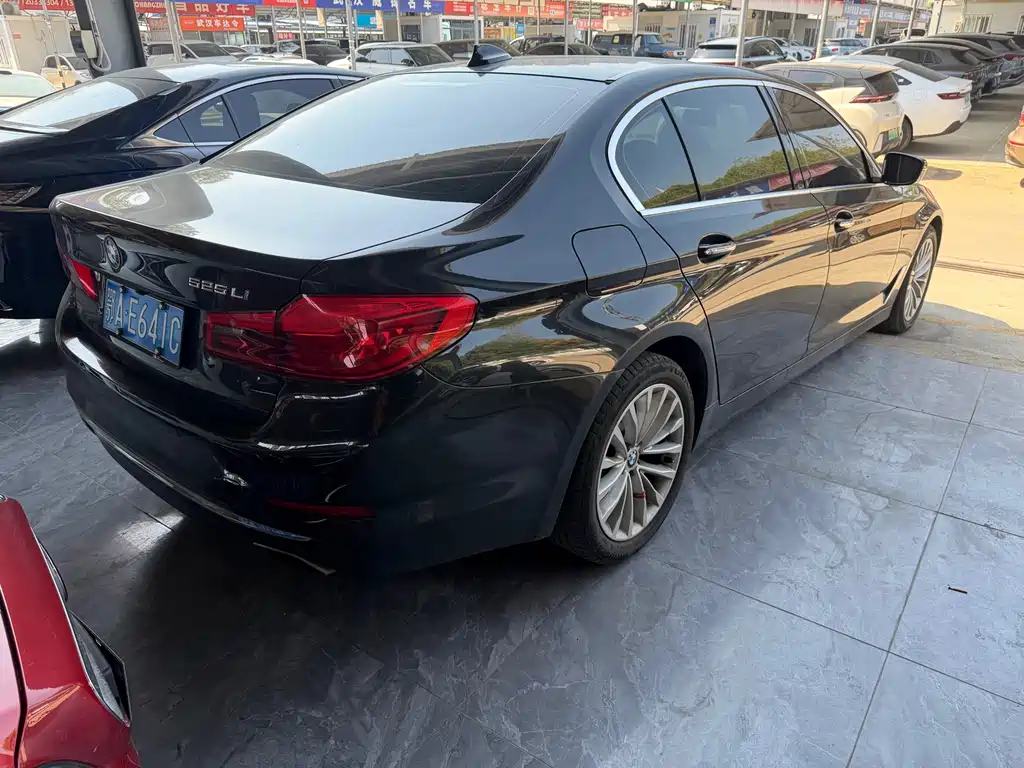 BMW 5 Series — миниатюра 13