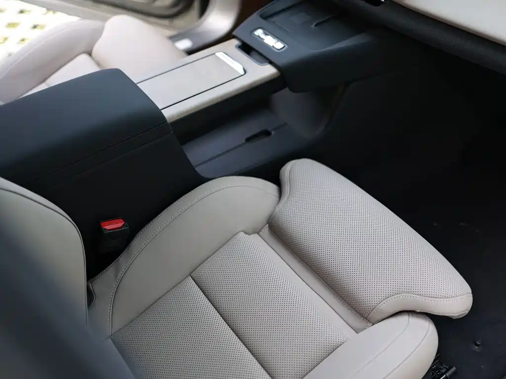 Заказать Volvo 沃尔沃XC70插电式混动 2026 года за 4 845 827 ₽  из Китая