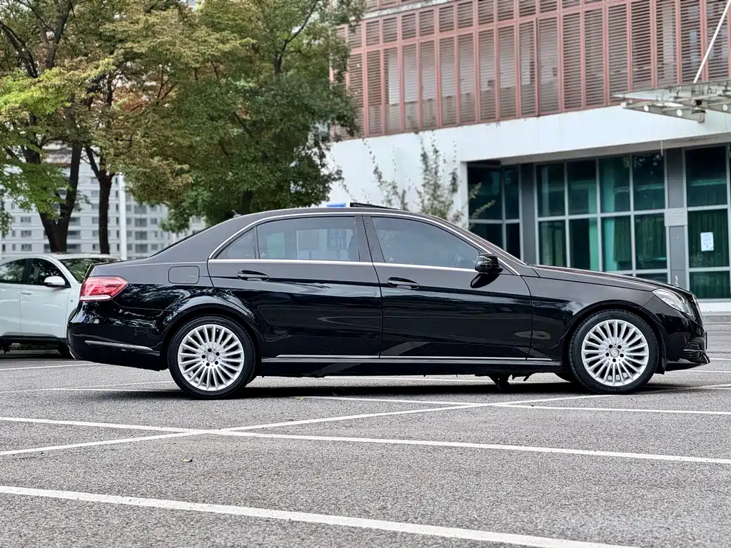 Mercedes-Benz E-Class — миниатюра 8