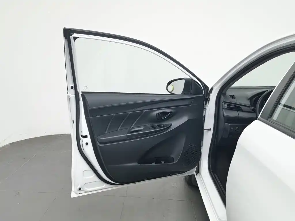 Toyota Yaris L — миниатюра 8