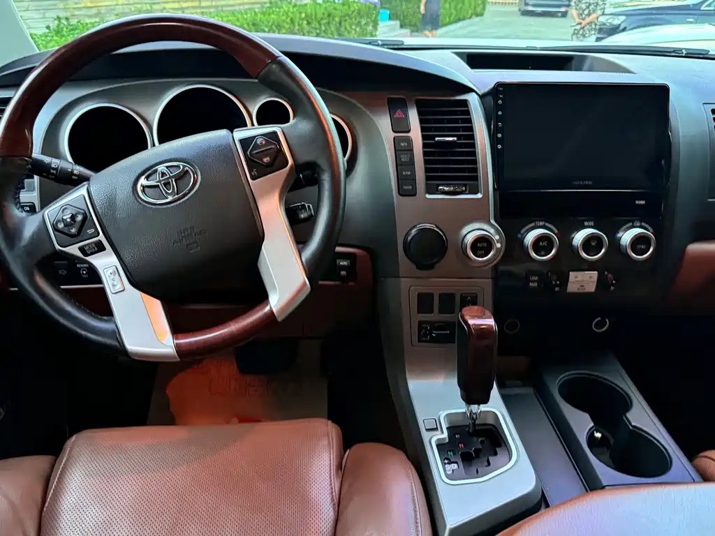 Toyota Sequoia — миниатюра 14