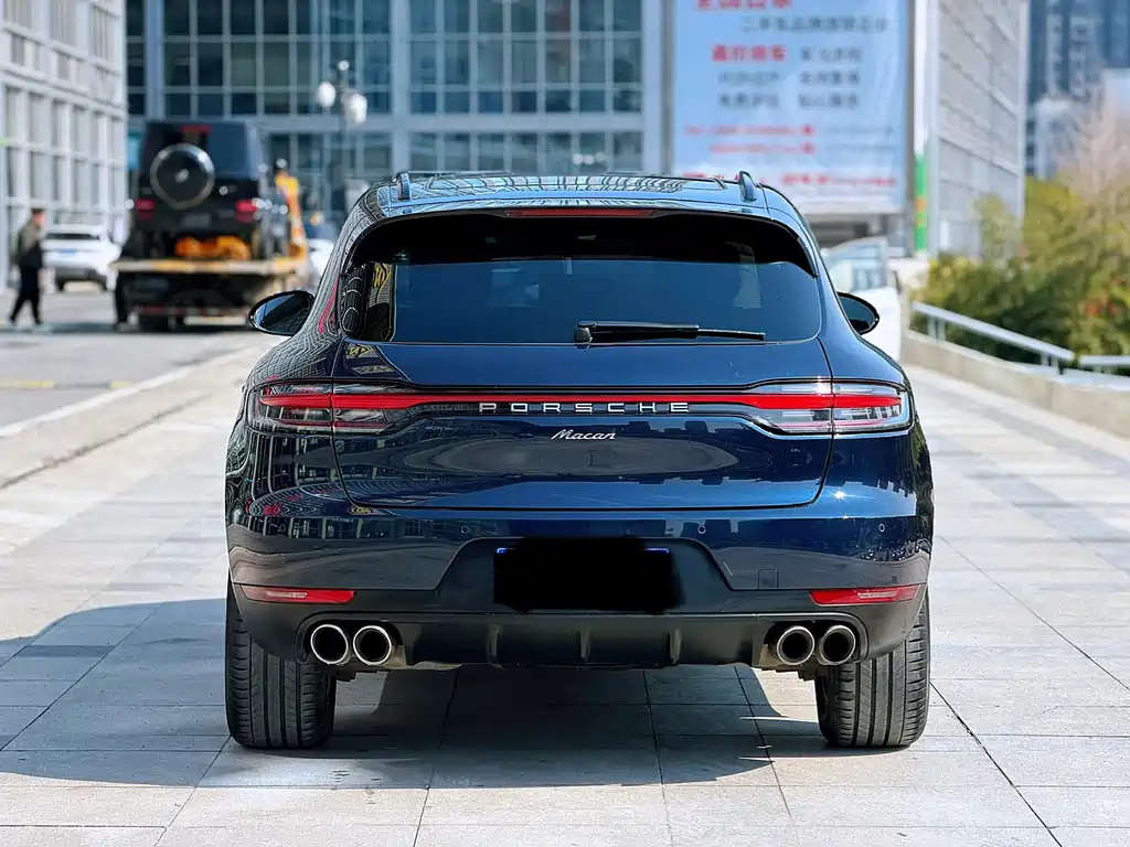 PORSCHE MACAN