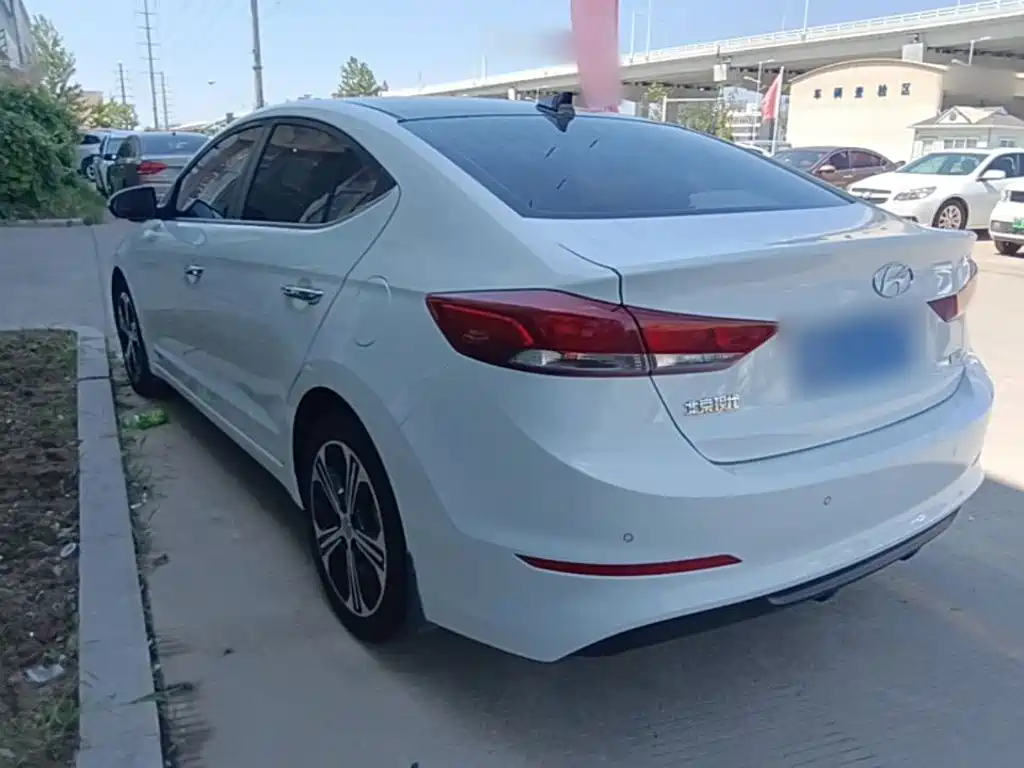 Hyundai Elantra — миниатюра 5