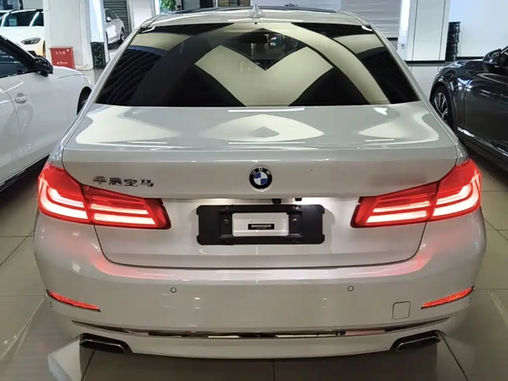 BMW 5 Series — миниатюра 6