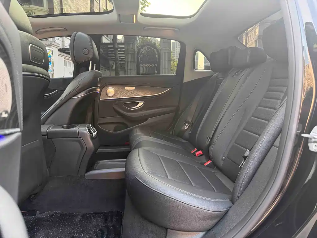 Mercedes-Benz E-Class — миниатюра 10