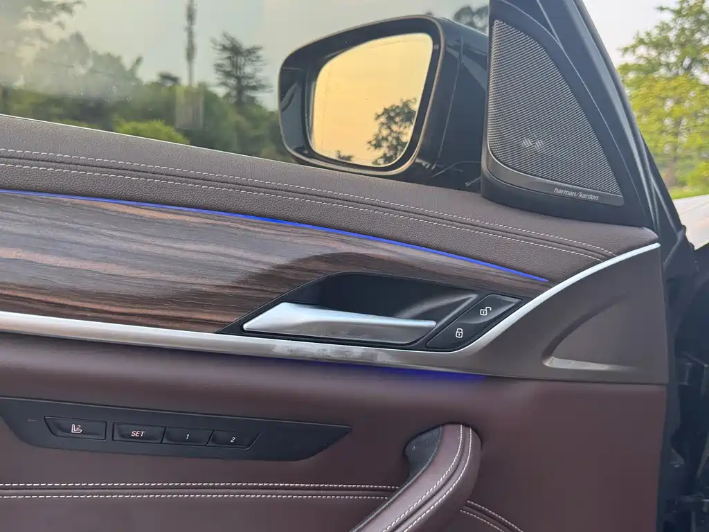 BMW 5 Series — миниатюра 17