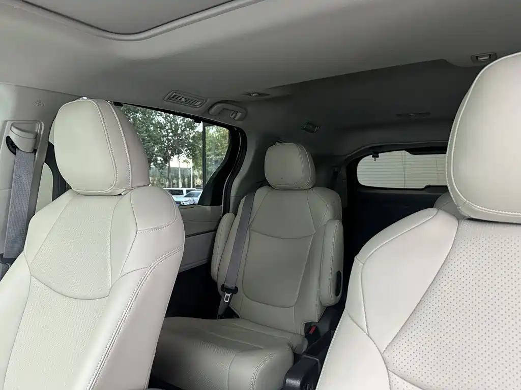 Toyota Sienna — миниатюра 7