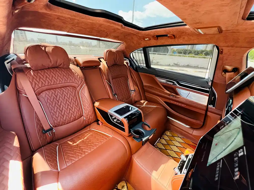 BMW 7 Series — миниатюра 9