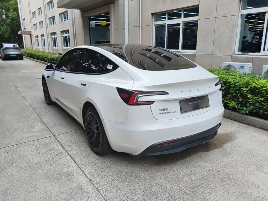 Tesla Model 3 — миниатюра 5
