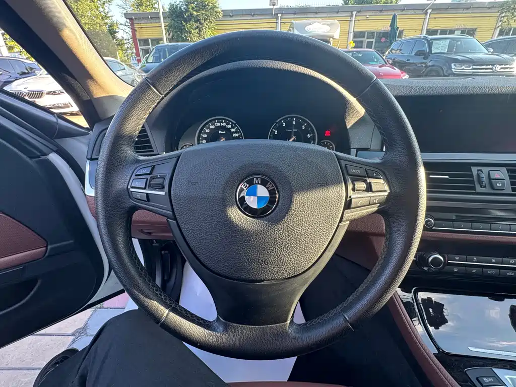 BMW 5 Series — миниатюра 9