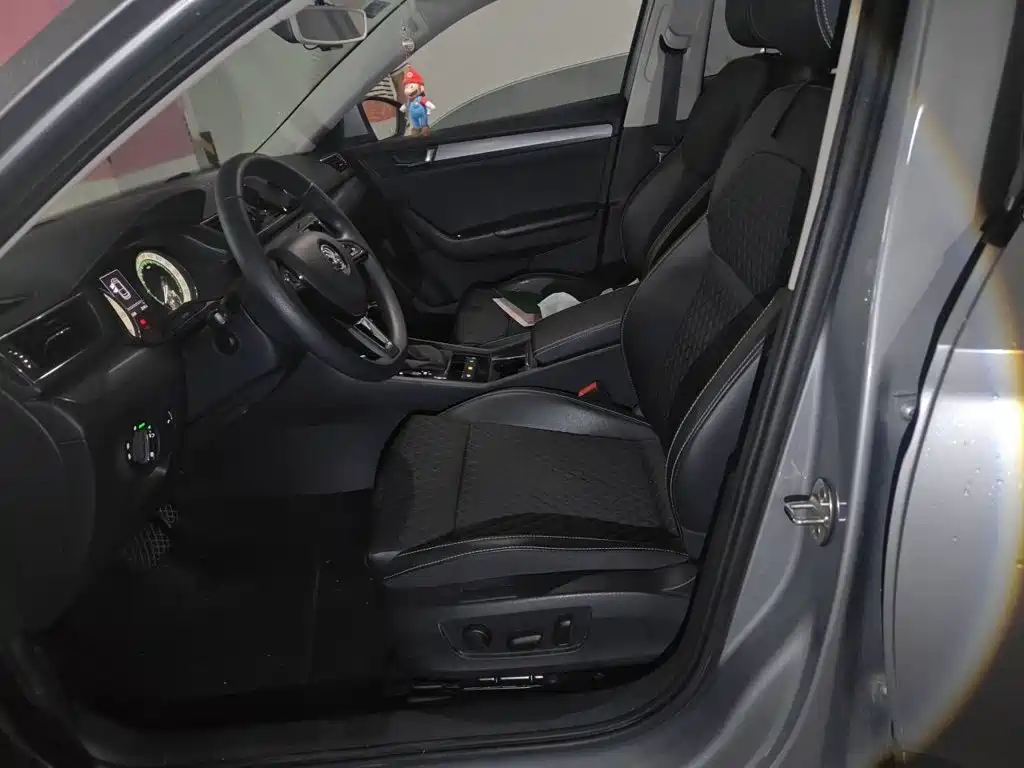 Skoda Superb — миниатюра 12
