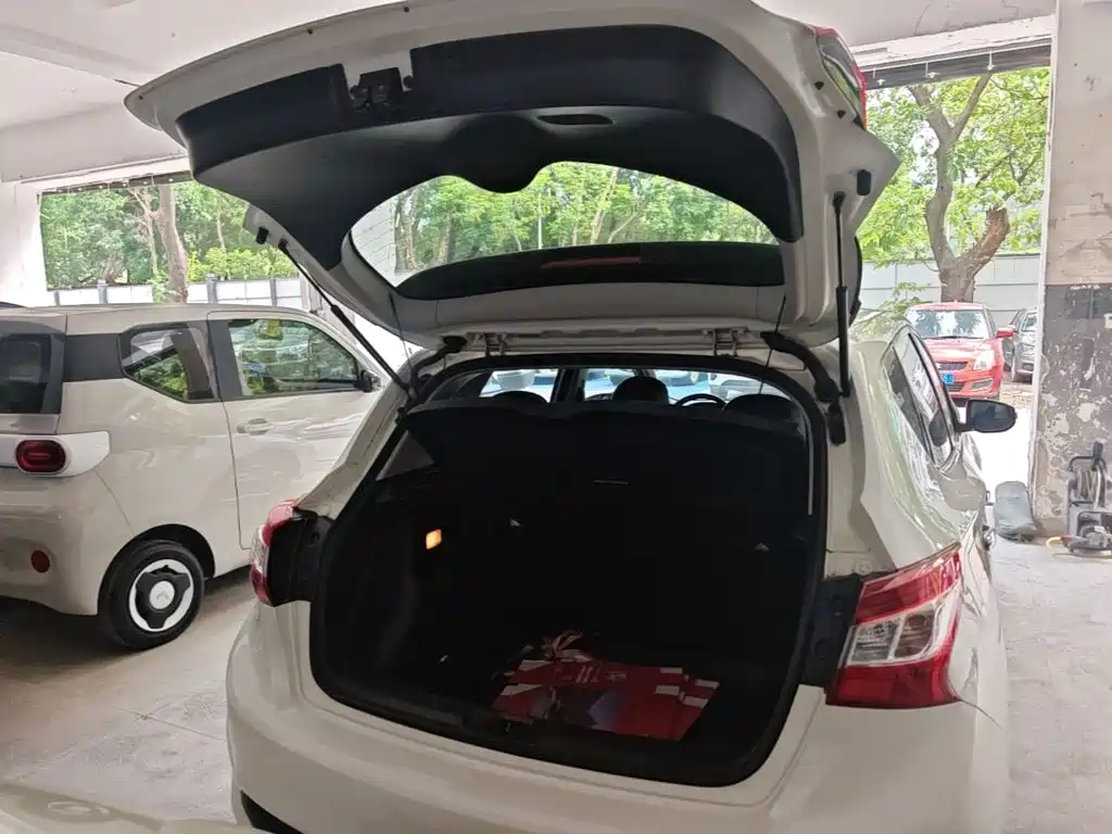 Nissan Tiida — миниатюра 19