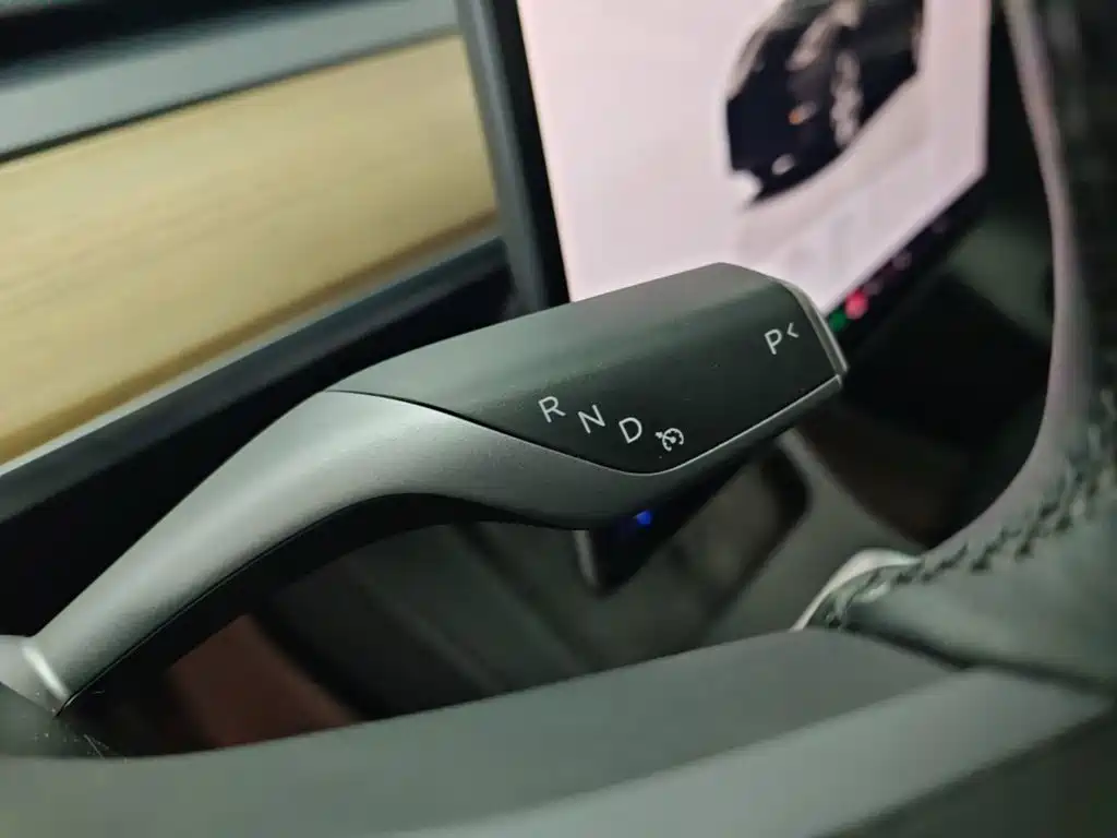 Tesla Model Y — миниатюра 14
