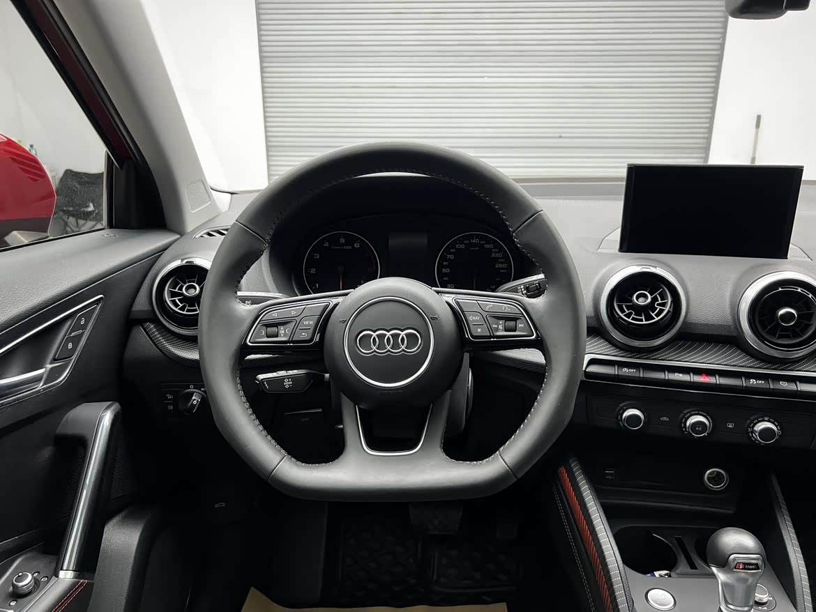Audi Q2L 1.4 л 2021 г. красный/фиолетовый, пробег 10000 км