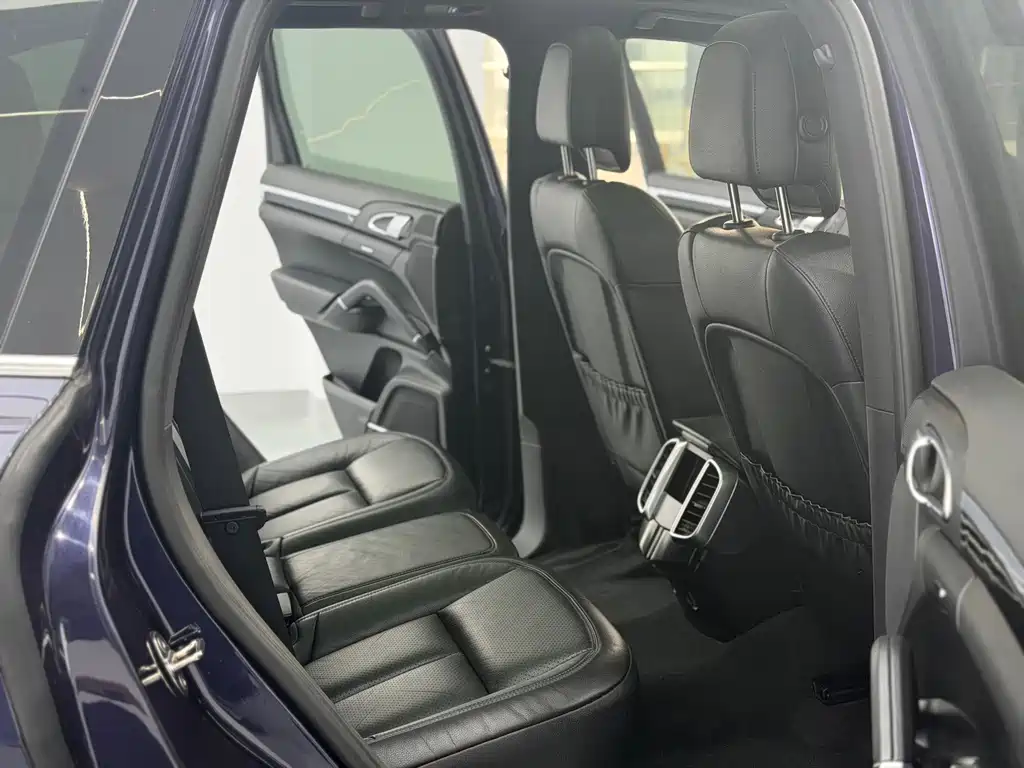 Porsche Cayenne — миниатюра 12