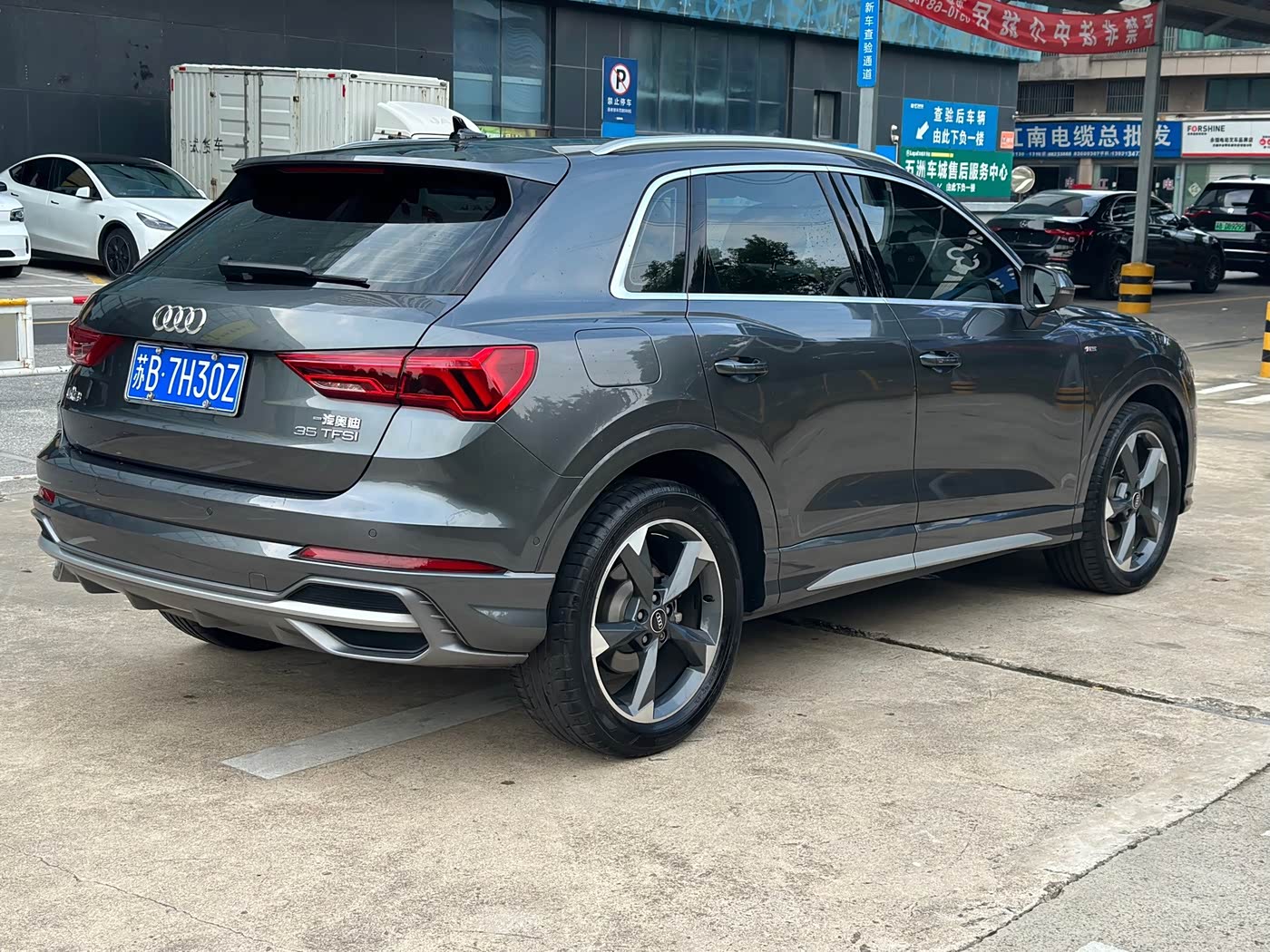 Audi Q3 1.4 л 2022 г. Серебристо-серый, пробег 48000 км