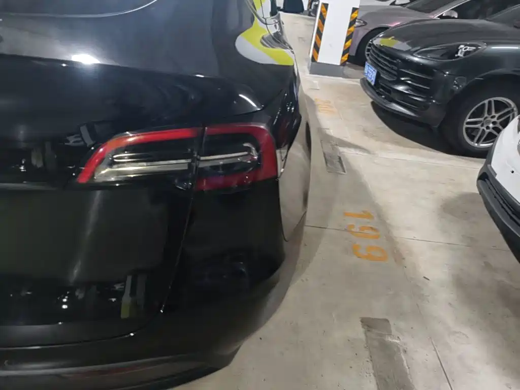 Tesla Model Y — миниатюра 8