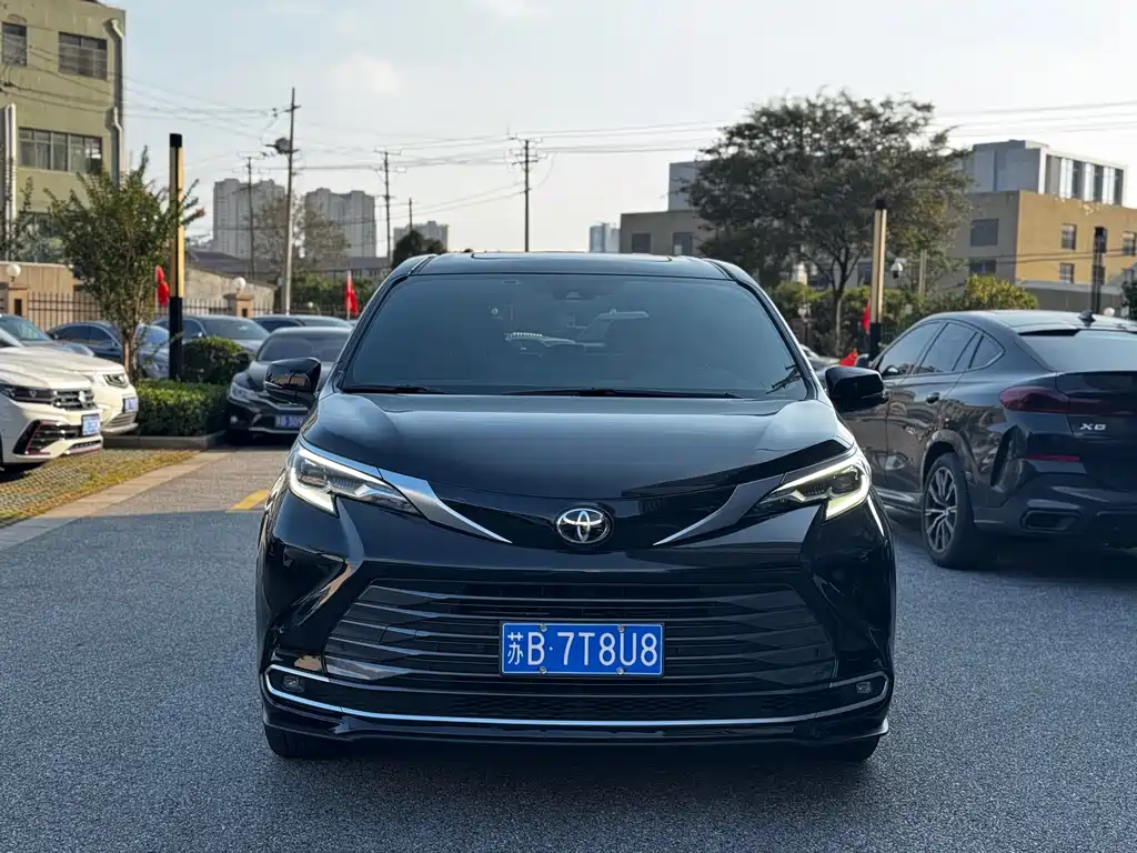 Toyota Sienna — миниатюра 2
