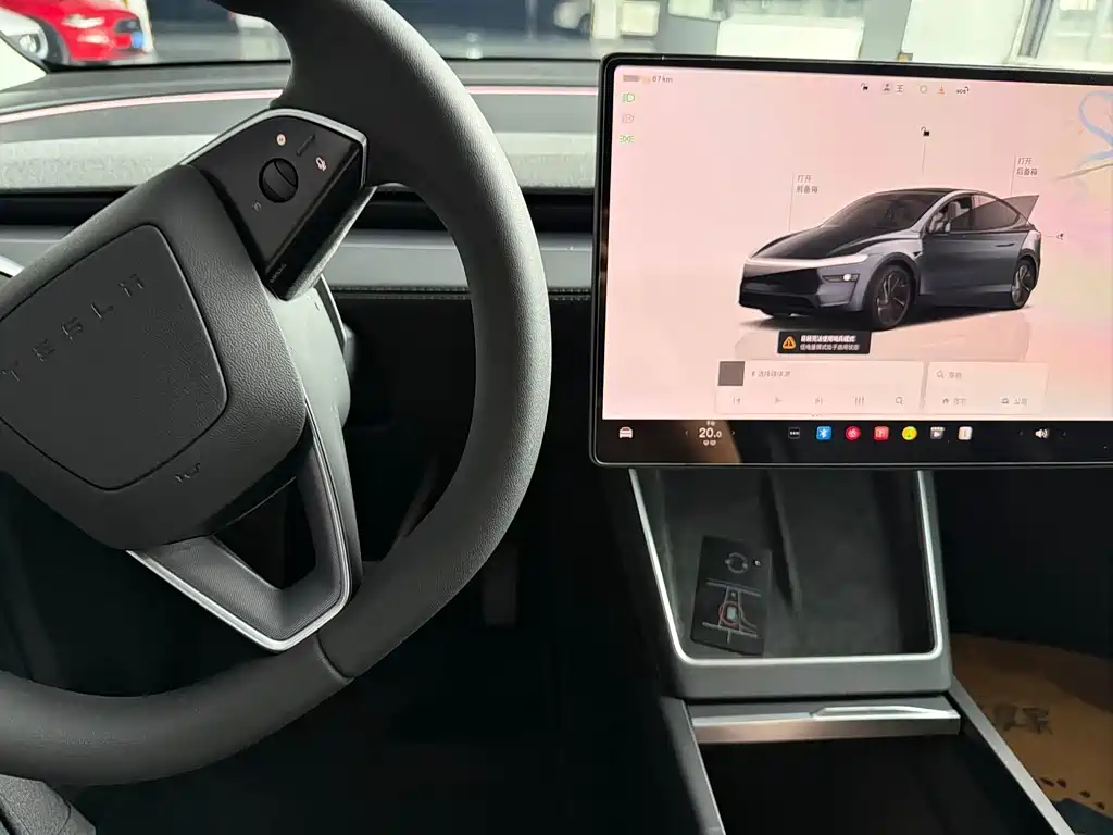 Tesla Model Y — миниатюра 6