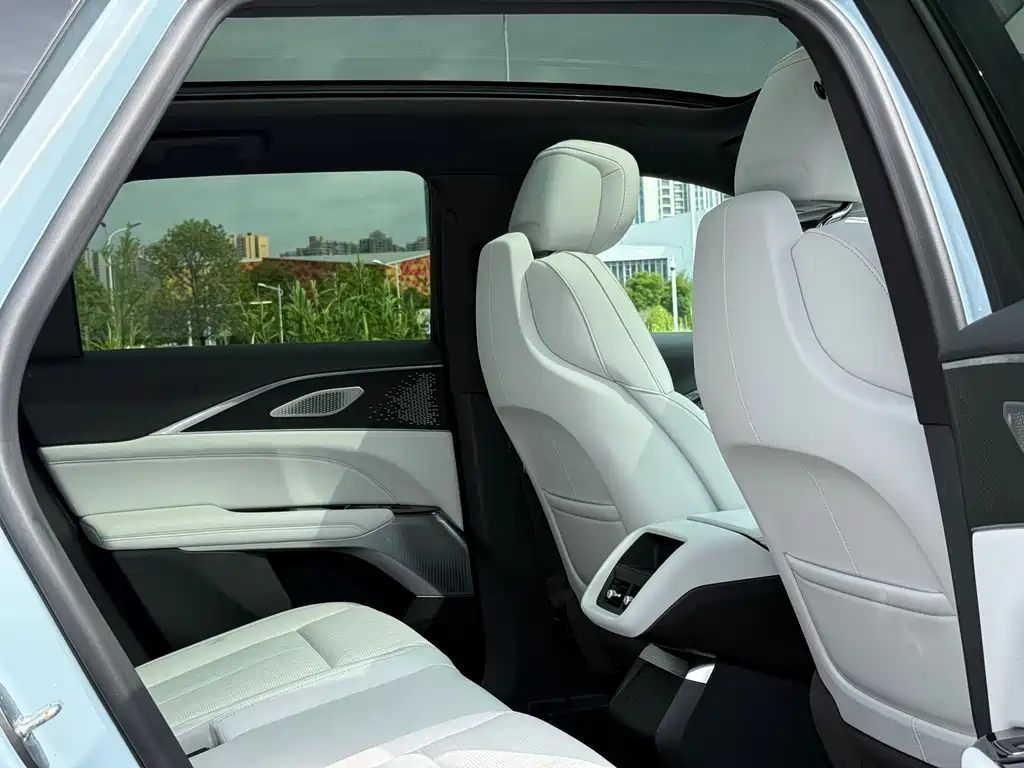 Cadillac Lyriq — миниатюра 9