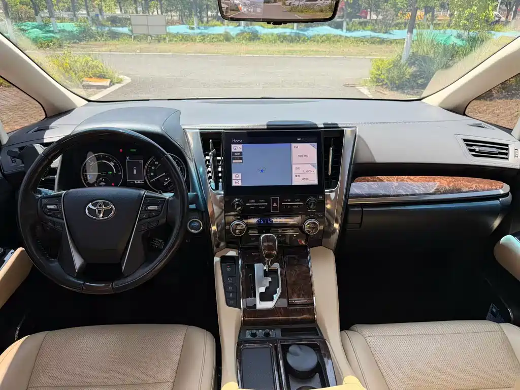 Toyota Alphard — миниатюра 7